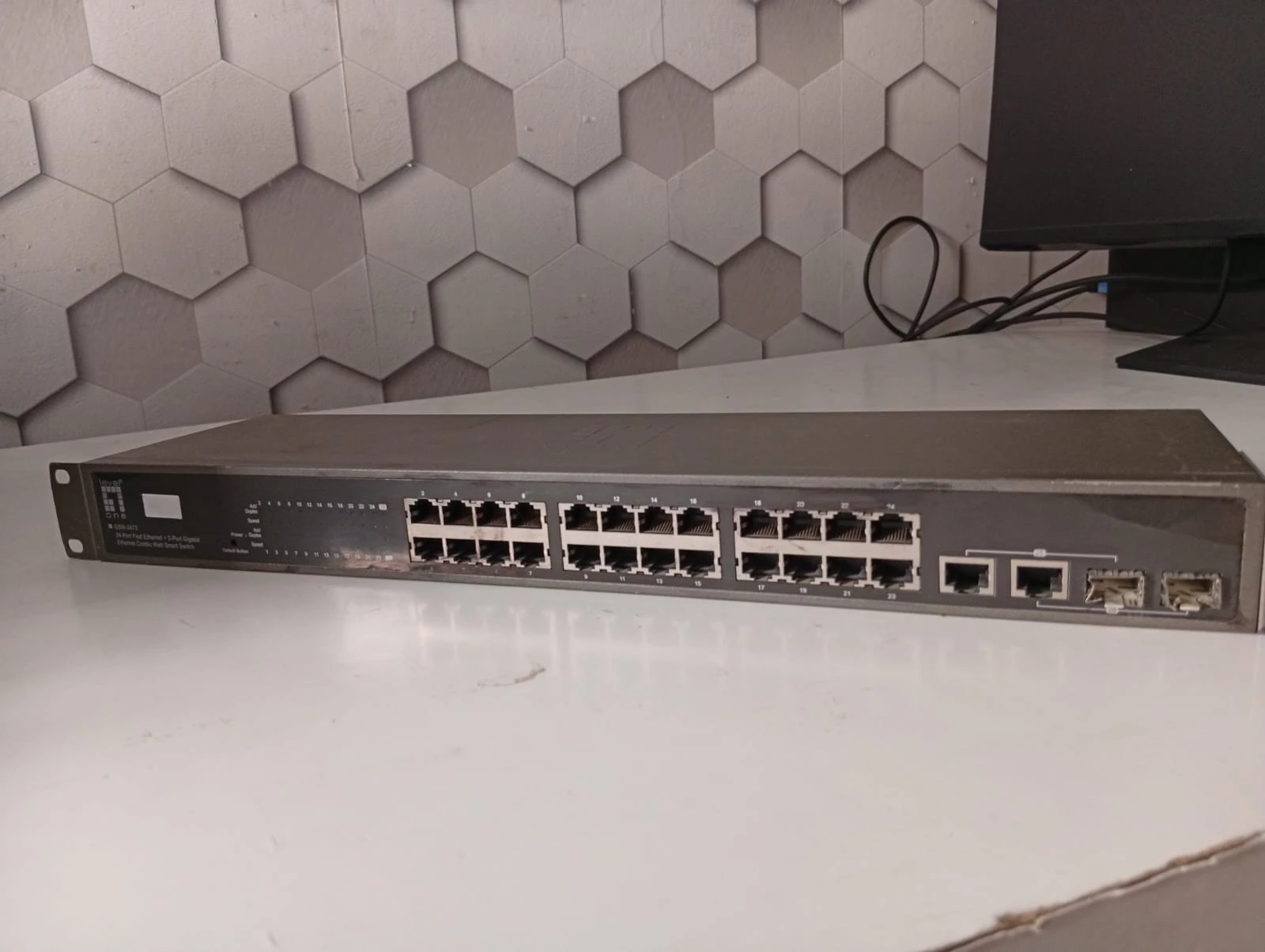 SWITCHEUR  GSW-2473 /24 ports Fast Ethernet + 2 ports Gigabit