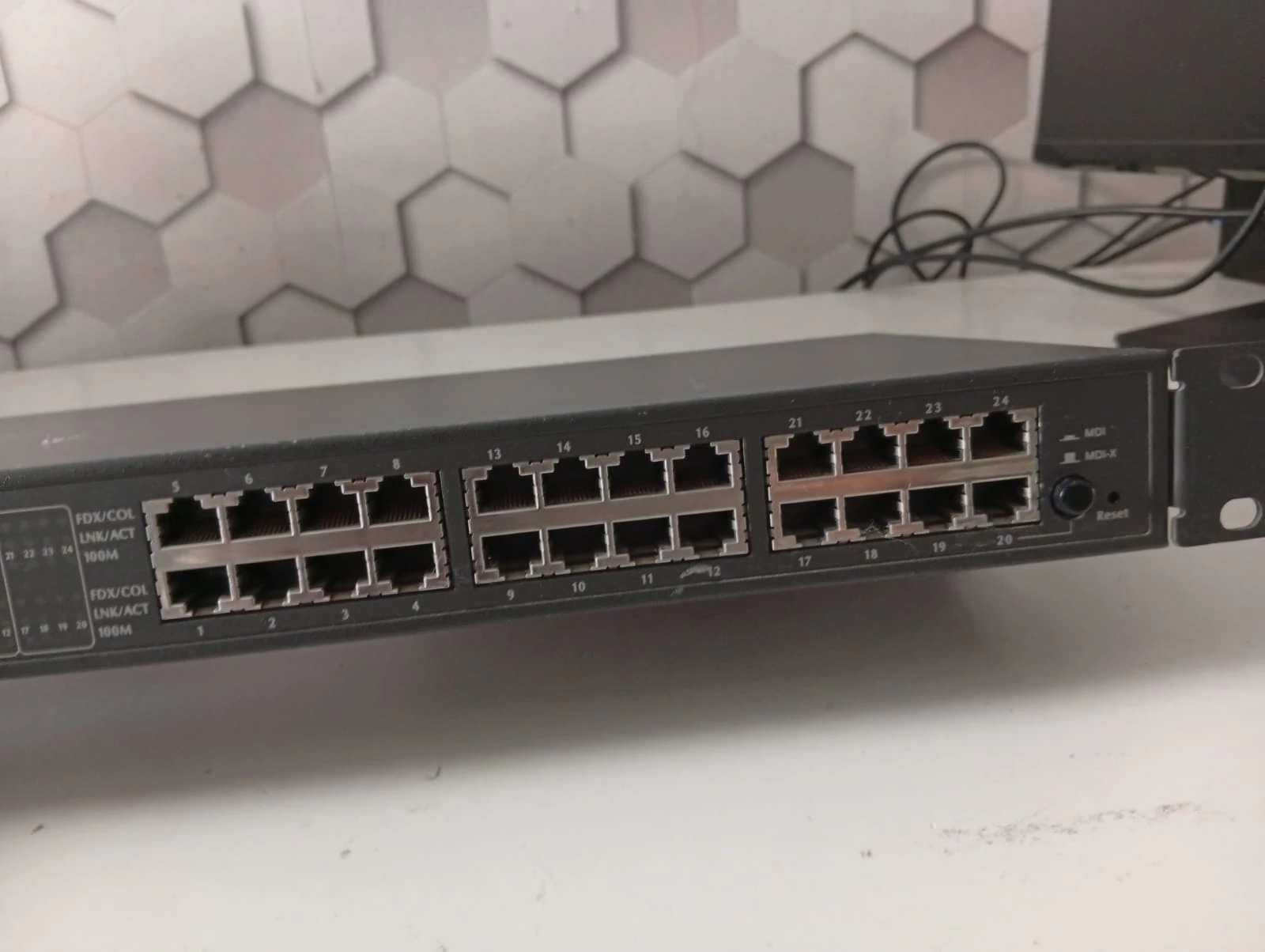 Switcheur FNSW-2400S Fast Ethernet Switch