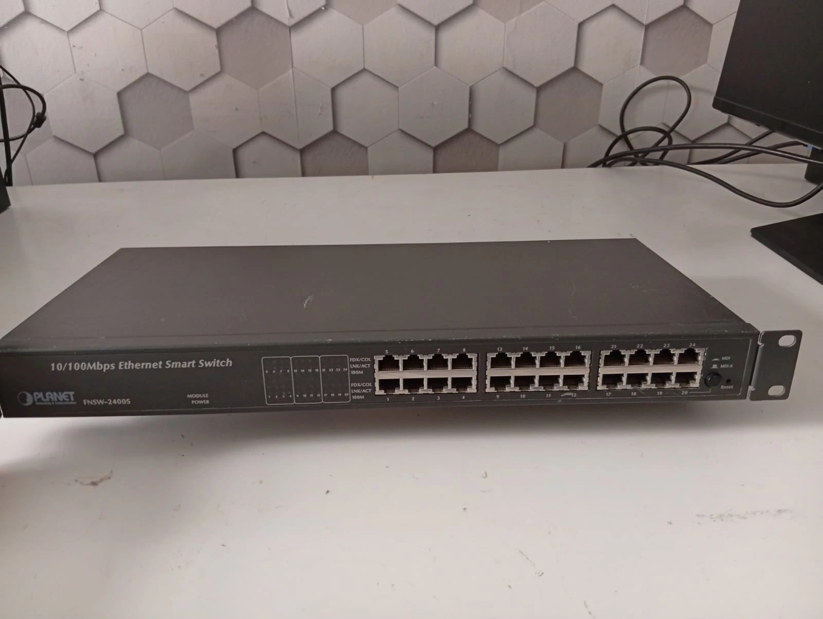 Switcheur FNSW-2400S Fast Ethernet Switch